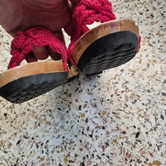 Vintage 60s Red Tiki Carved Heel Sandals 5 - Picture 3 of 10